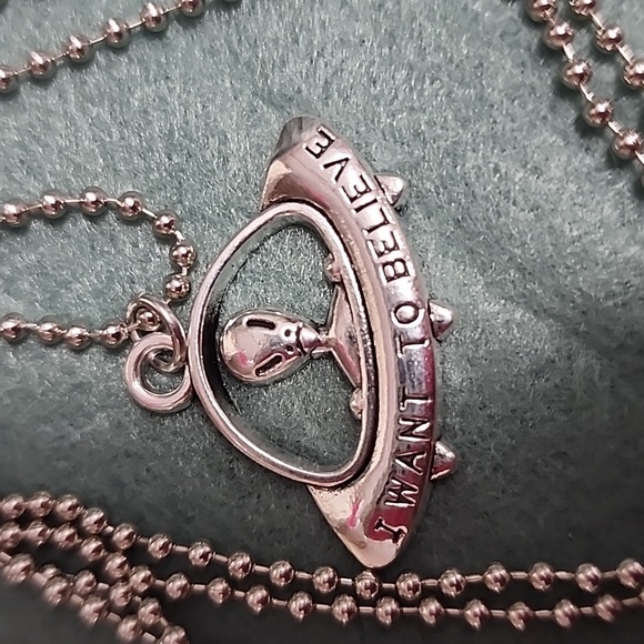 UFO Alien necklace - Picture 3 of 5